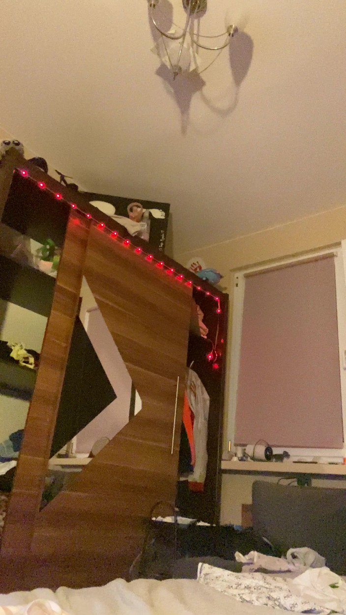 Barti Rede: Un Polonais sexy joue en solo dans sa chambre