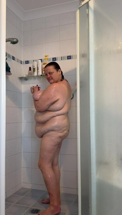 WeAreFukBunnies: 看我清洁我张开的屄洞