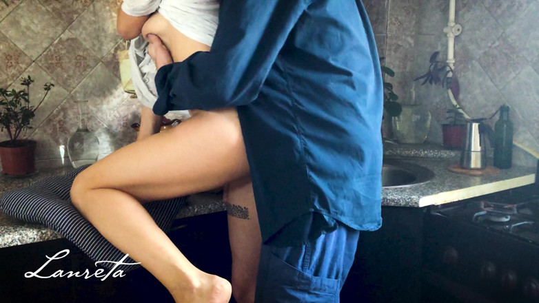 Lanreta: Esposa fode sensualmente seu amante e esguicha na cozinha - porra...