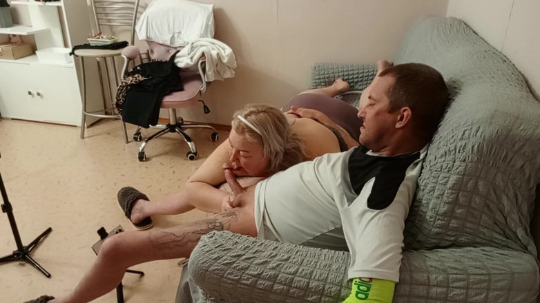 Zona901: Соседка глотает сперму после мягкого минета