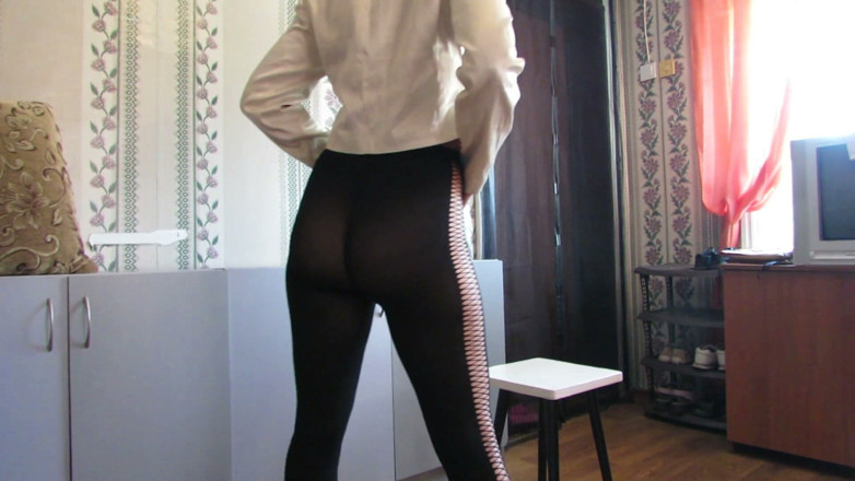Sweet beauty: Wanita cantik berkencing tanpa menanggalkan pantyhose