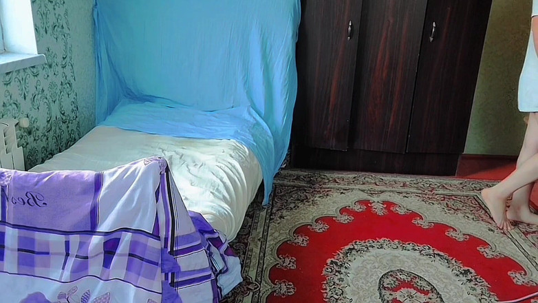 Kitty_Cross: सेक्सी बहिन धीरे-धीरे शरीर को हिलाते हुए हर किसी को बहकाने के लिए देख रही है