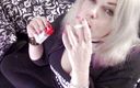 Smoke Temptress Annie Vox - Smoking Fetish: Рыжая Marlboro в танке и капюшоне