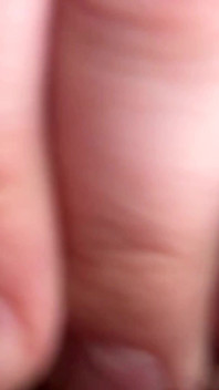 一起高潮。人妻先达到高潮，然后我射在她毛茸茸的阴户里。特写。