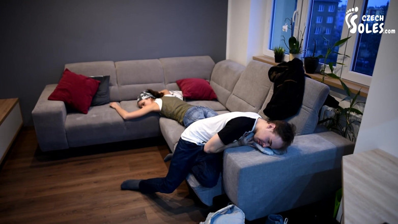 Czech Soles - foot fetish content: Užívám si páchnoucí nohy přítelkyně