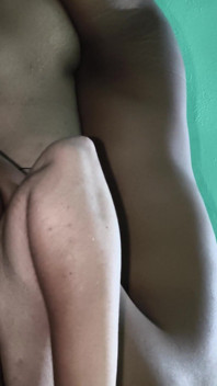 Ele pegou a bunda grande de sua meia-irmã e ela sentou-se em seu pau grande na posição de vaqueira, fodendo ele com força e curtindo a buceta