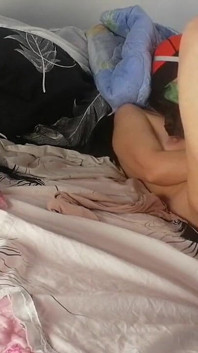 Amatör mamma onanerar med fingrarna i fitta tills orgasm.