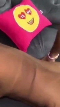 La prima volta che una ragazza nana ha preso un pene gigante nella sua vagina.