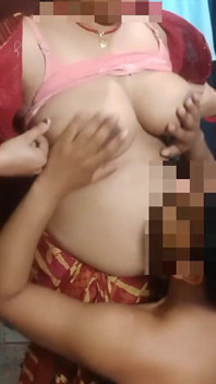Muy hermosa india en sari rojo