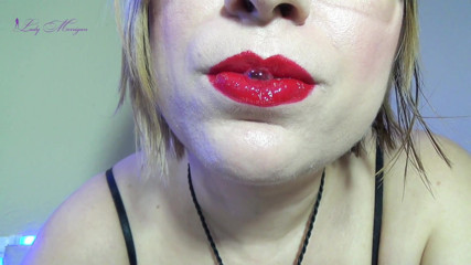 Morrigan Havoc: Lipgloss और लाल लिपस्टिक