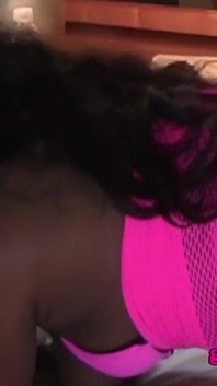 Grande rabo Jayden Starr fode sua buceta com um vibrador rosa