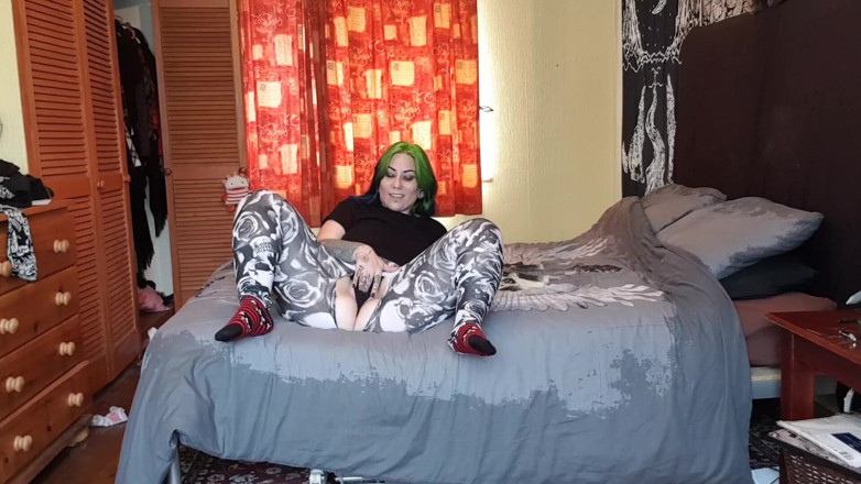 Tattooed Milfy Mama: PAWG se esguichando e gozando em leggings