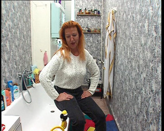 YOUR FIRST PORN: Der Badewanne'da Tante Nina Wanst - Nina teyze küvette mastürbasyon yapıyor