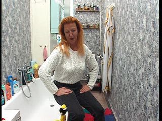 YOUR FIRST PORN: Tante Nina Wichst in Der Badewanne - Aunt Nina Jerks off...