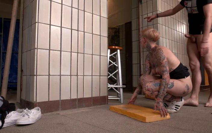 German Porn: Het blondin få fitta knullad hårt av enorm kuk