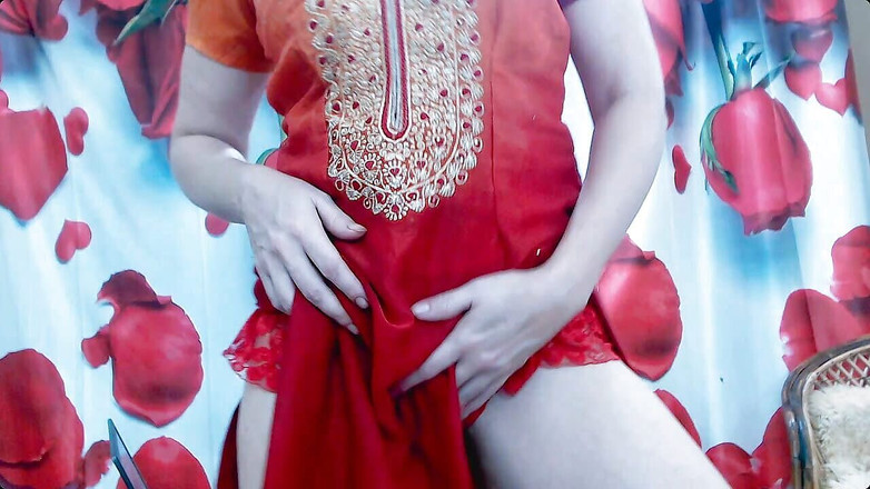 Bolly Karma: Збочена милашка спокушає в сексуальній червоній сукні на веб-камеру