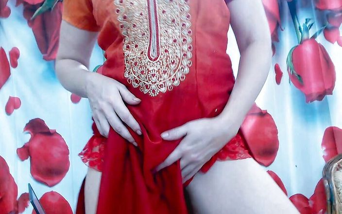 Bolly Karma: Bellezza kinky seduce in webcam con un abito rosso sexy