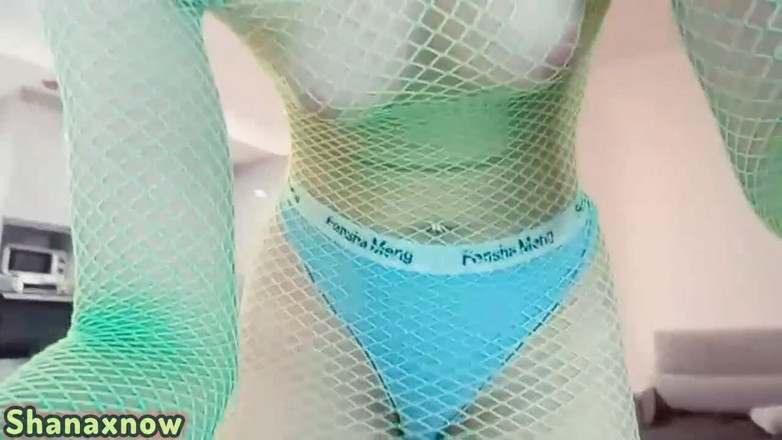 Shanaxnow: Plivat na tvého ptáka čůrá dvakrát na vysokých podpatcích během živé show