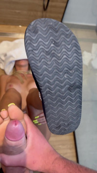 Platformă de duș Flip Flops Shoejob - labă cu picioarele - Lung galben unghii ejaculează pe unghii