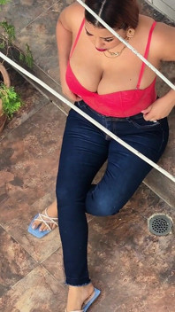 La Femme De Ménage Était Triste Que Son Mari Soit Parti Aux États-unis. Aux États-unis, C’est Son Patron Qui Fait Sa Journée.