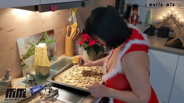 Maria Mia: Bake cookies, strip and blow your dick
