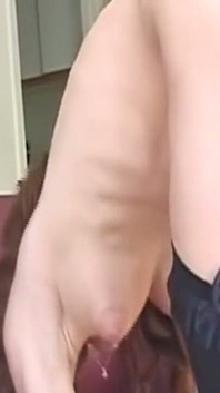 Blonďatá kočička prsty kape z kundičky do výbušného stříkání
