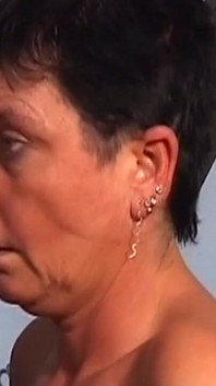 Reife brünette MILf nimmt massiven dildo, bevor sie schwanz abpumpt