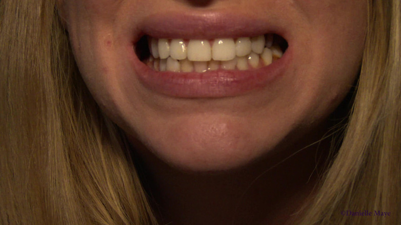 DanielleMaye: Поедание шоколада крупным планом