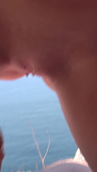 Super sexy Duitse babe krijgt een grote lading in het gezicht op het strand