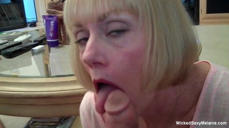 Wicked Sexy Melanie: Sexy senhora mais velha está chupando pau duro em POV