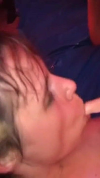Magere babe wijd uitgerokken in natte groepsvuistneukende opwinding
