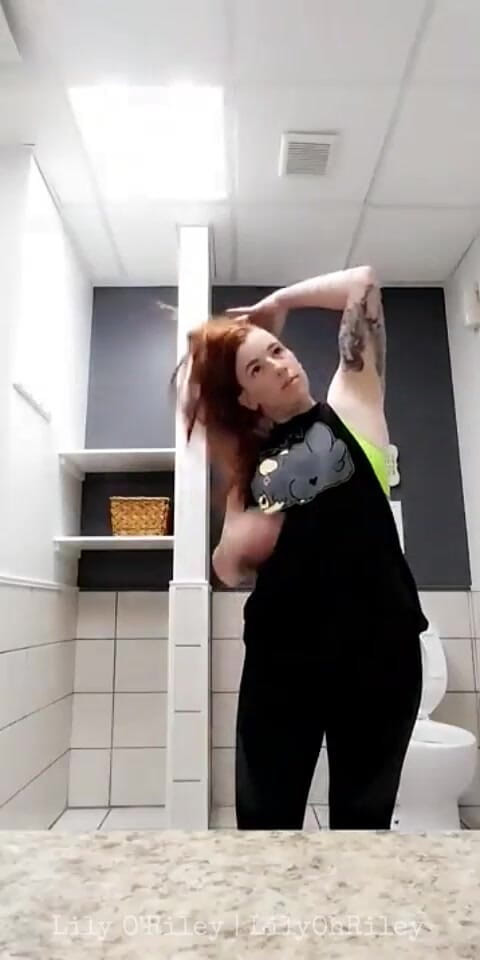 Lily O'Riley: Rothaarige hottie strippt nach dem training und kommt über das waschbecken