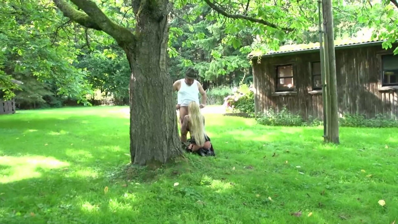 Deutschland porn: Es viejo pero tiene una polla que me vuelve loco