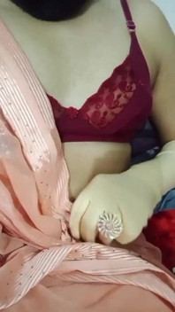 Indian Crossdresser Gaurisissy Bottom Sentimentul excitat pentru sex în sari mătăsos cu Jwellery Grele