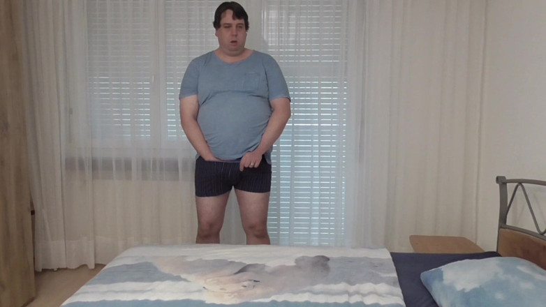 Pascal Dichter: Kneeling in the bedroom