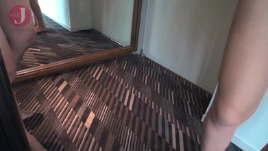 HMJM Japan: Sie hat einen dicken arsch, der herausragt, und aus einer...