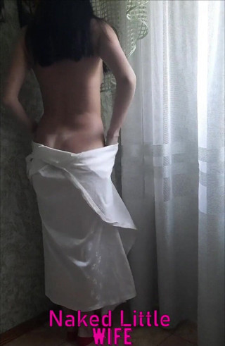 Nakedlittlewife: studenten klär av sig på kameran och smeker sig själv
