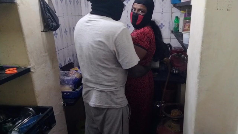 Benita sweety: Amma làm tình với bạn của tôi tại nhà bếp