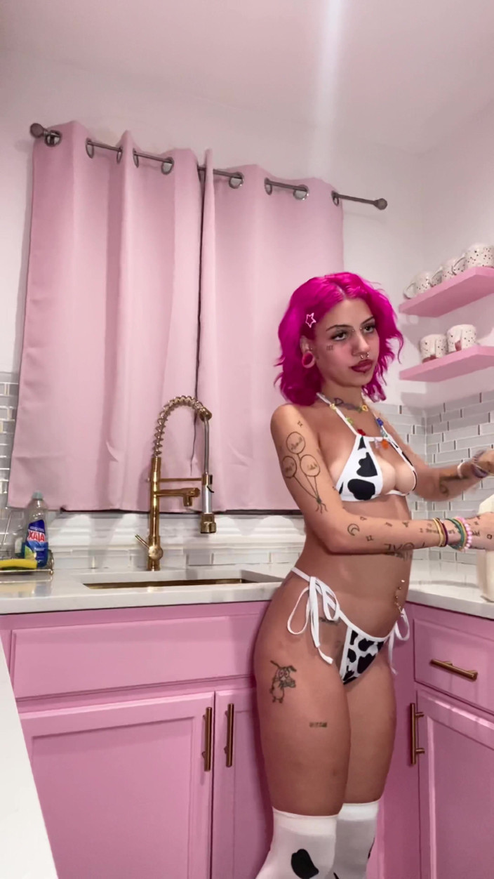 Nali Marie: Bimbo Pouring Milk, Bouncing Boobs, Ahegaho Face, Booty Spanking, Sploshing (cow...