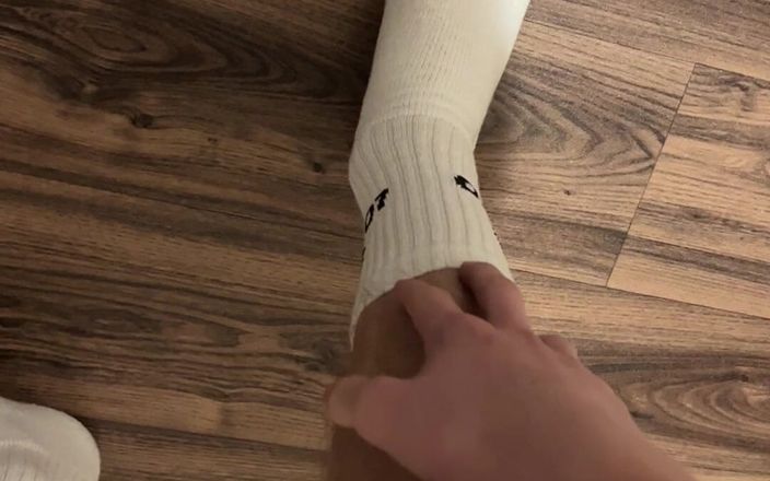 Johnny69227: Piedi, calzini e il mio cazzo