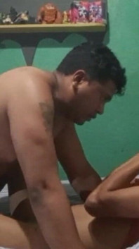 All'inizio la ragazza magra della mia sorellastra non voleva succhiare il cazzo, ma le piaceva.