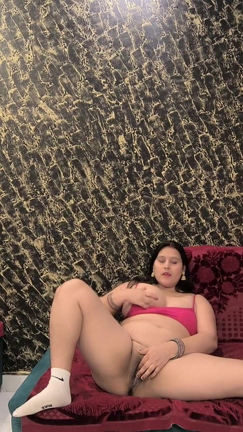 Puja555: Puja india dedeándose el coño rosa