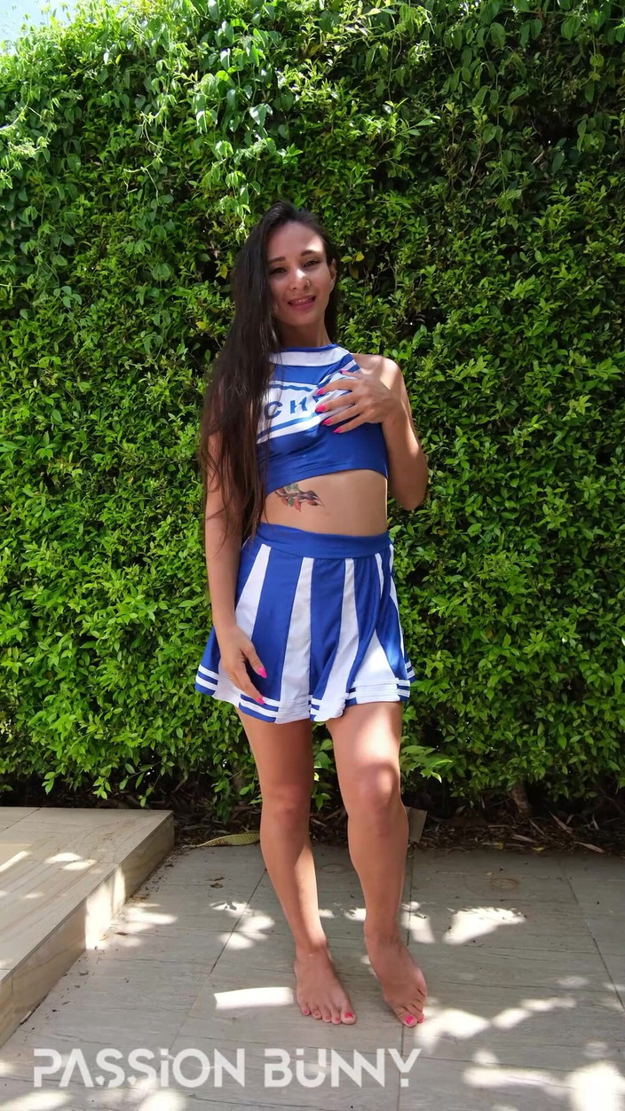 PassionBunny: Super Sexy Nahá Roztleskávačka Se Pro Tebe Ukazuje