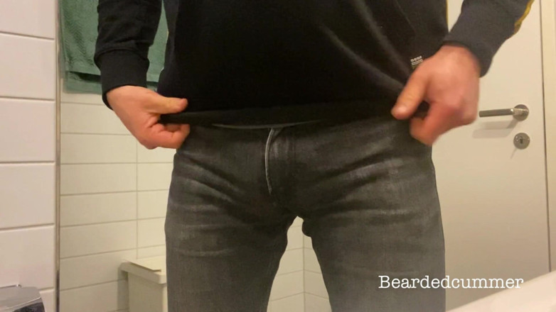 Beardedcummer: 爸爸撒尿并炫耀柔软的鸡巴