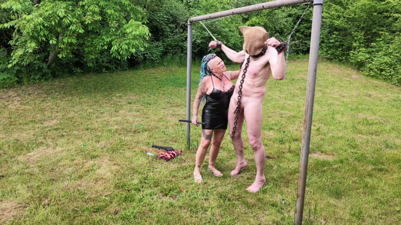 Domina Dark: Frustato nudo in natura