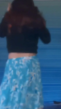 Tachinare în pantalonii Mei Buiseness white și tocuri roșii dezbrăcându-mă la chiloți