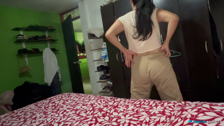 NamiQseiiin: เขามีอะไรติดอยู่ในก้น มันคือควยของฉัน