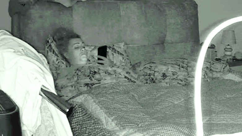 Chupita84: Esposa sorprendida charlando mientras se masturbaba