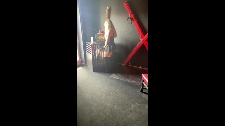 Queen_of_BDSM: Trénuji svou otrokyně, aby byla kouřící děvkou!