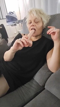Me Sofy MILF med min vibrator och min dildo tills orgasm